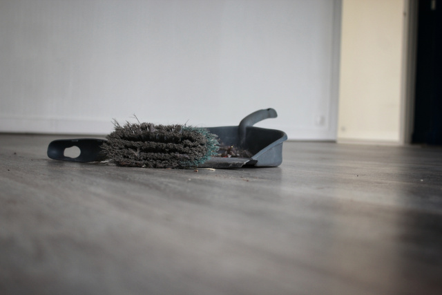 Mckillops landlord insurance dustpan broom